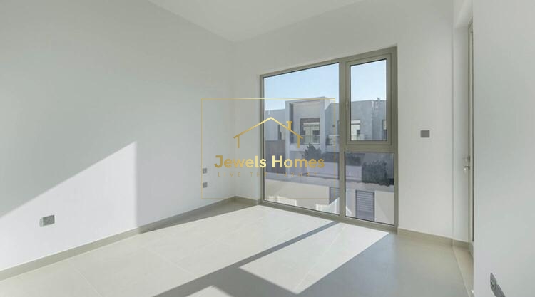 NEAR POOL & PARK|SINGLE ROW|CORNER|BRAND NEW|1 CHQ Image5