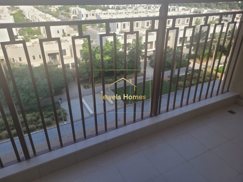 HOT DEAL |VACANT|2 BALCONIES|BRIGHT & SPACIOUS. Image2